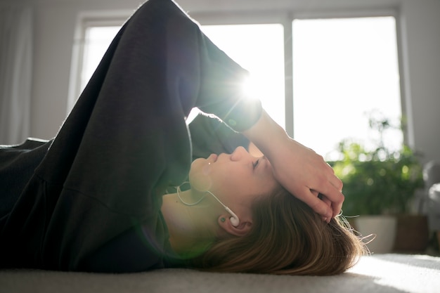 Triste jeune femme à la maison