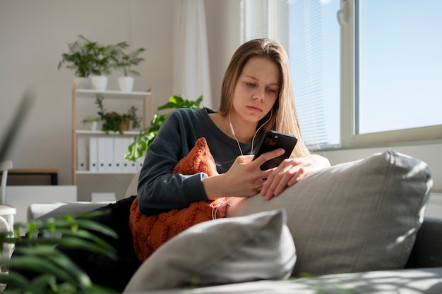 Photo gratuite triste jeune femme à la maison