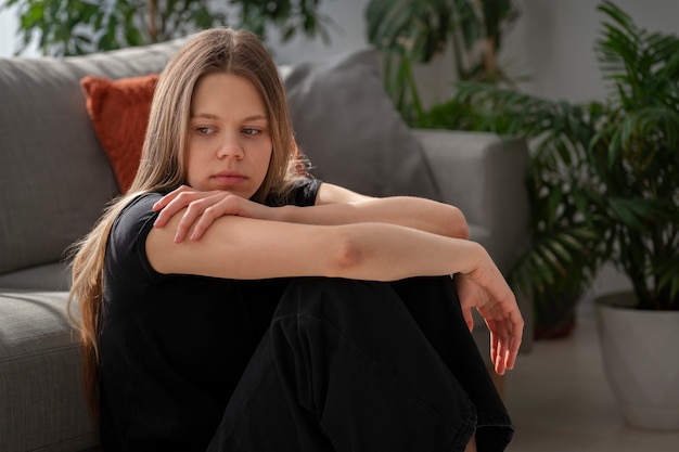 Triste jeune femme à la maison