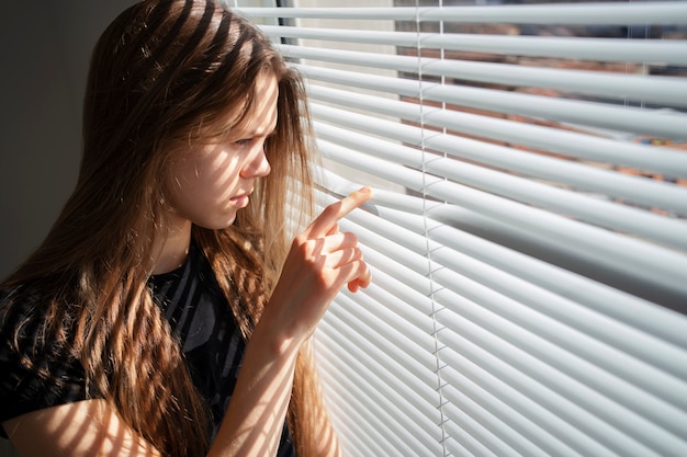 Triste jeune femme à la maison