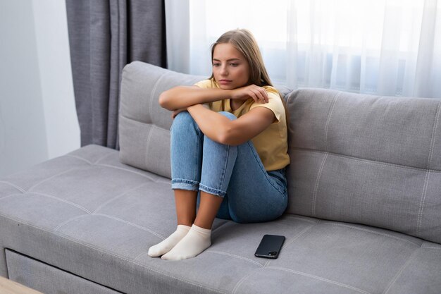 Triste jeune femme réfléchie déprimée se sentant mal à la maison