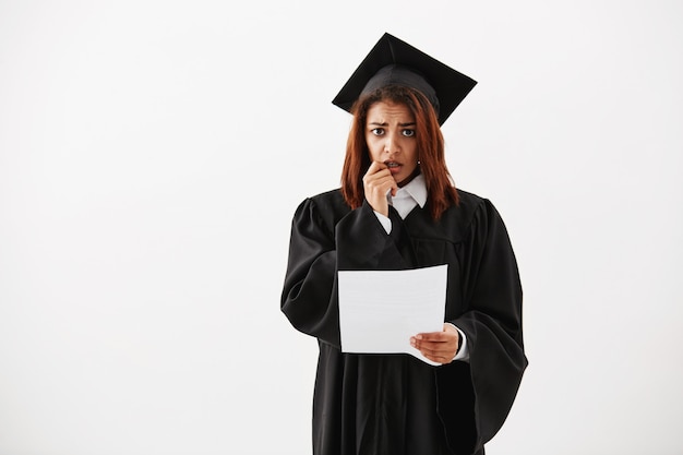 Photo gratuite triste mécontent des femmes africaines diplômées détenant le test.