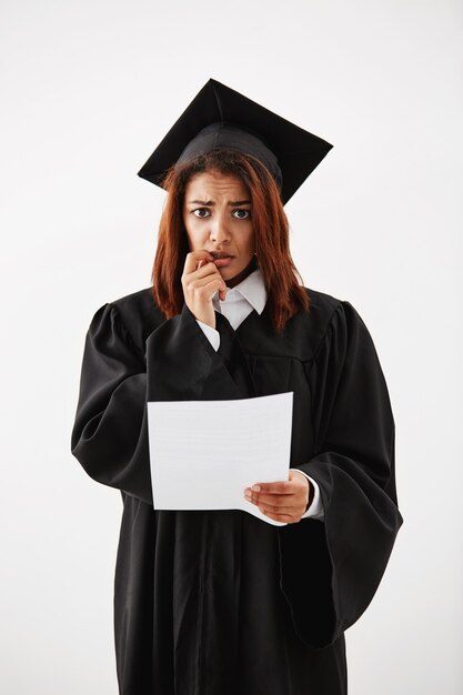 Triste mécontent des femmes africaines diplômées détenant le test.