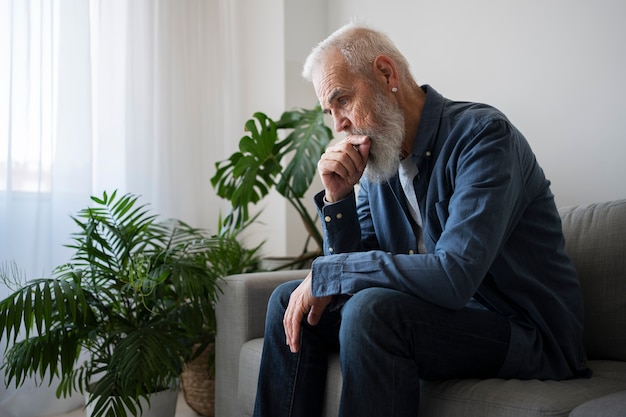 Photo gratuite triste vieil homme à la maison