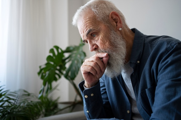 Photo gratuite triste vieil homme à la maison