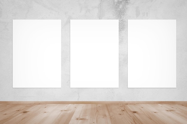 Photo gratuite trois affiches blanches sur un mur d'exposition