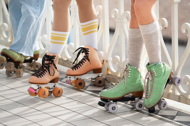 Trois amies avec des patins à roulettes à l'extérieur