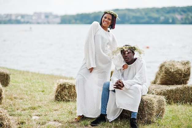 Photo gratuite trois amis afro-américains sur des manteaux blancs et une couronne s'amusant ensemble