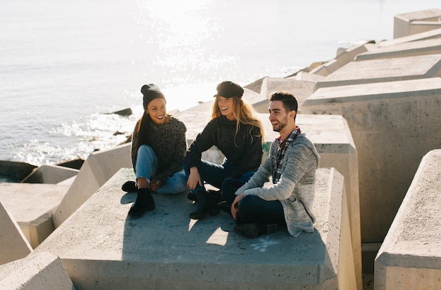 Photo gratuite trois amis sur des blocs de béton