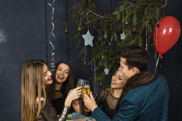 Trois amis fêtant 2018 avec du champagne