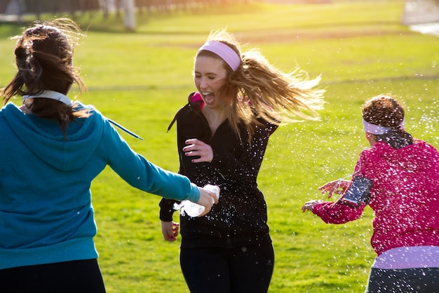 Photo gratuite trois amis s'amusent après l'exercice