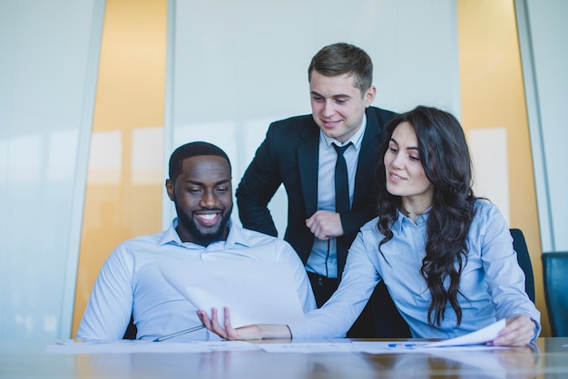 Photo gratuite trois associés souriants