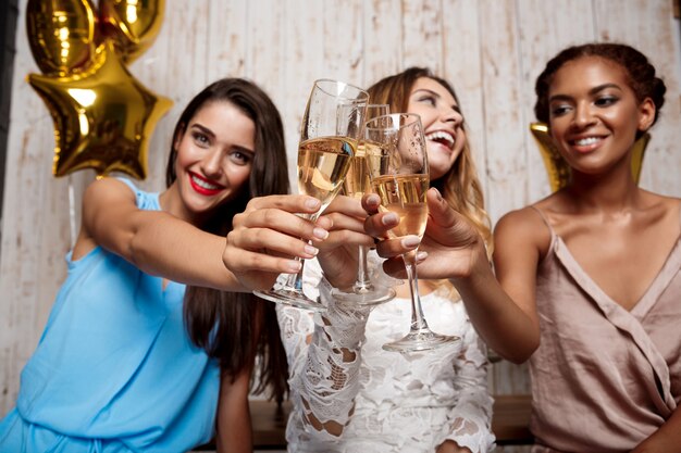 Trois belles filles se reposant à la fête.