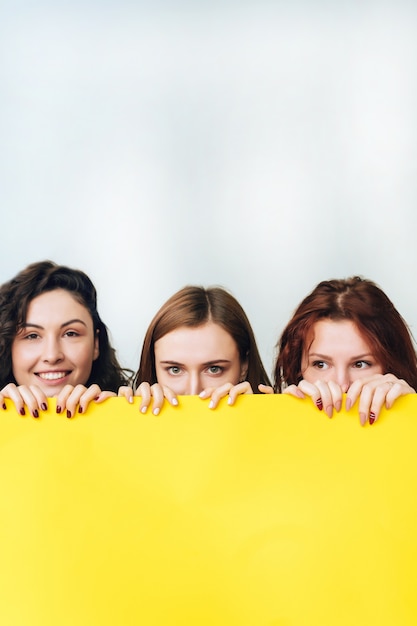 Trois belles jeunes filles posant pour la caméra