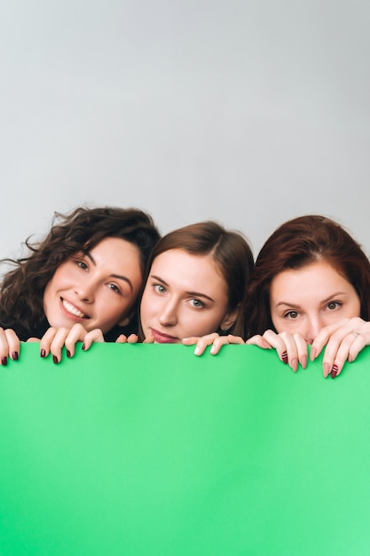 Trois belles jeunes filles posant pour la caméra