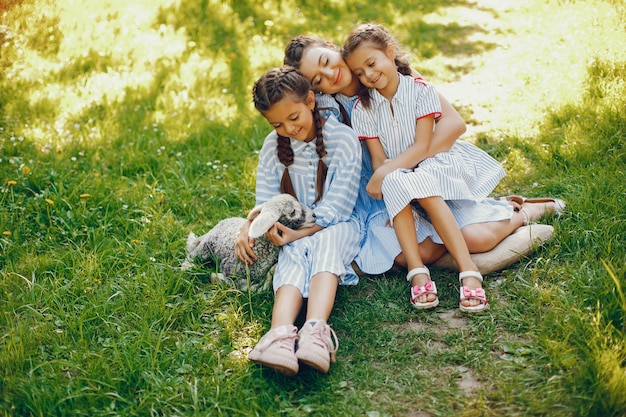 trois belles et mignonnes filles en robes bleues avec de belles coiffures et séance de maquillage