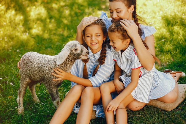 trois belles et mignonnes filles en robes bleues avec de belles coiffures et séance de maquillage