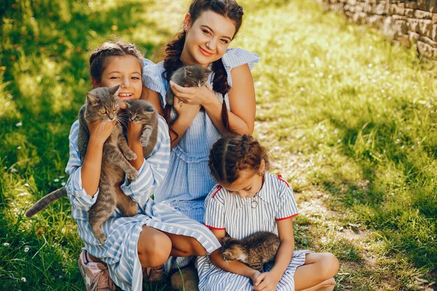 trois belles et mignonnes filles en robes bleues avec de belles coiffures et séance de maquillage