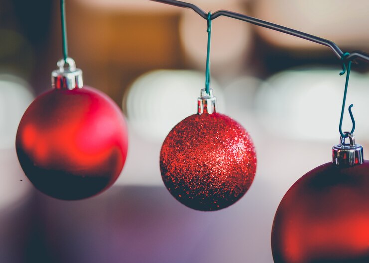 Photo gratuit trois boules de noël rouges