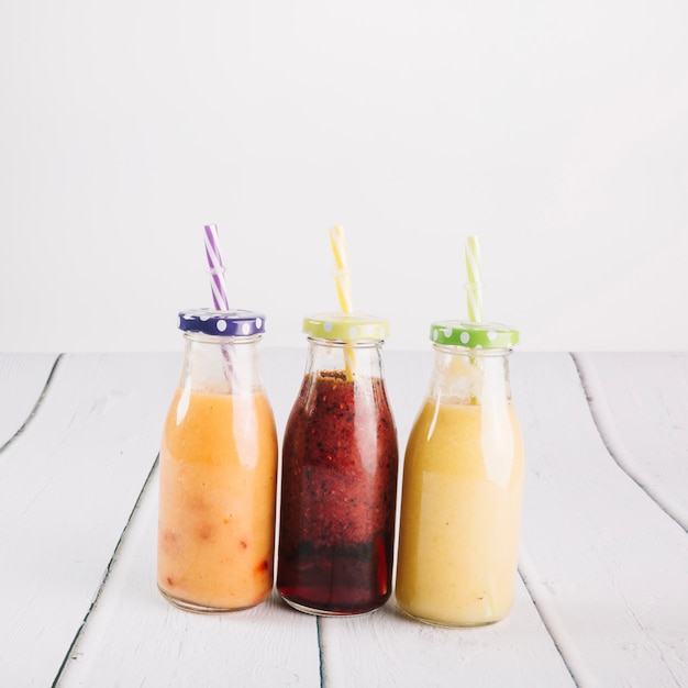 Photo gratuite trois bouteilles avec smoothie