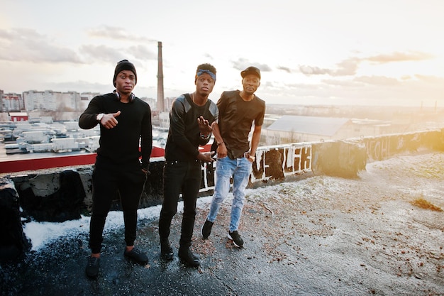 Photo gratuite trois chanteurs de rap band sur le toit