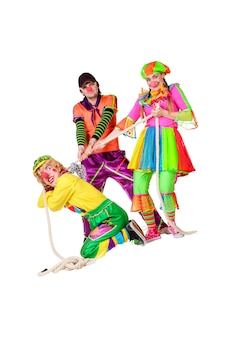 Trois clowns souriants avec corde isolé sur fond blanc