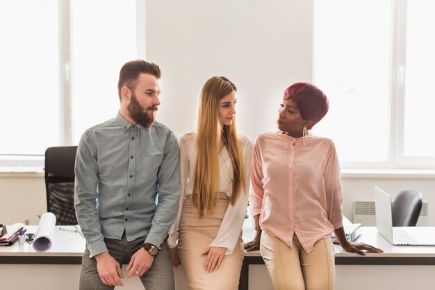 Trois collègues près de la table