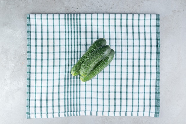 Photo gratuite trois concombres frais isolés sur une nappe. photo de haute qualité