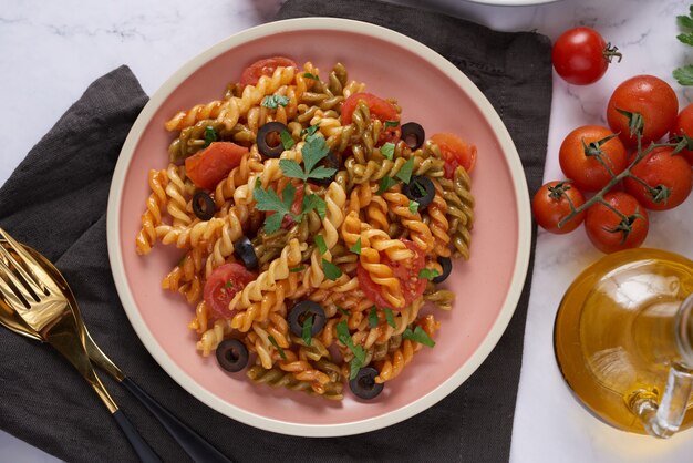 Trois couleurs de pâtes Rotini.