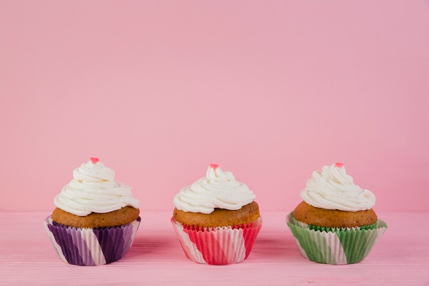 Trois cupcakes pour anniversaire avec fond