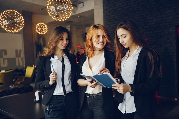 trois femmes d&#39;affaires dans un café