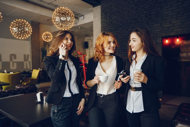 trois femmes d&#39;affaires dans un café