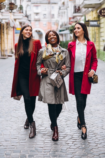 Photo gratuite trois femmes multiculturelles dans la rue