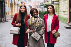 Photo gratuite trois femmes multiculturelles dans la rue