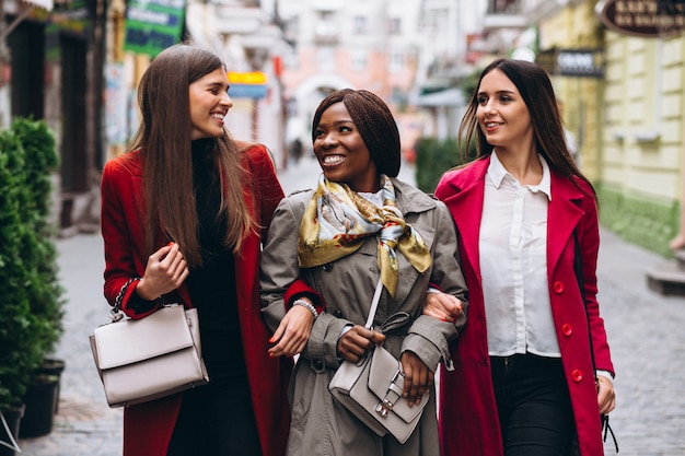 Trois femmes multiculturelles dans la rue