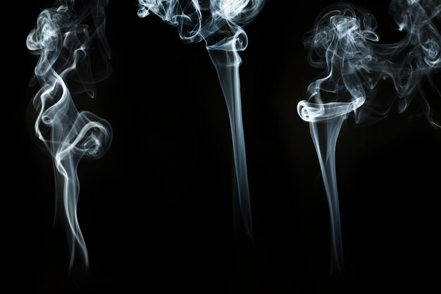 Trois formes ondulées de fumée