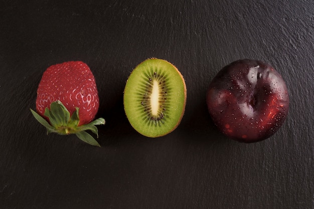 Photo gratuite trois fruits sur noir