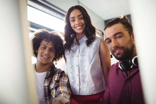 Photo gratuite trois ingénieurs du son travaillant ensemble en studio