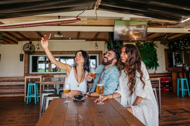 Trois jeunes amis prenant la selfie