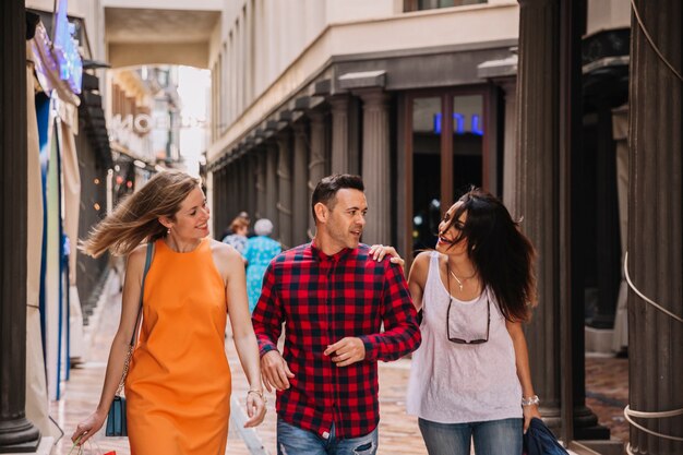 Trois jeunes amis shopping