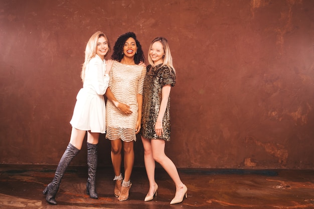 Trois Jeunes Belles Femmes Brunes Internationales En Robe Brillante D'été à La Mode.