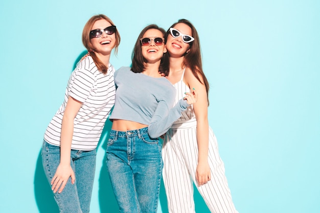 Trois jeunes belles femmes hipster souriantes dans les mêmes vêtements d'été à la mode