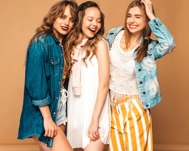 Trois jeunes belles filles souriantes dans des vêtements décontractés d'été à la mode. Femmes insouciantes sexy posant. Modèles positifs