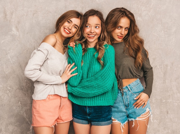 Trois jeunes belles filles souriantes magnifiques dans des vêtements d'été à la mode. Femmes insouciantes sexy posant. Modèles positifs s'amusant