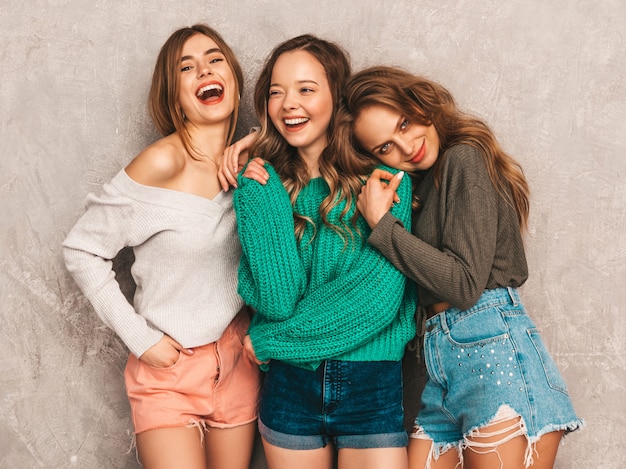 Trois jeunes belles filles souriantes magnifiques dans des vêtements d'été à la mode. Femmes insouciantes sexy posant. Modèles positifs s'amusant