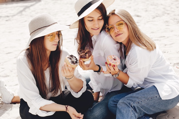 Trois Jolies Filles Dans Un Parc D'été