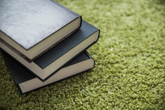 Trois livres sur tapis