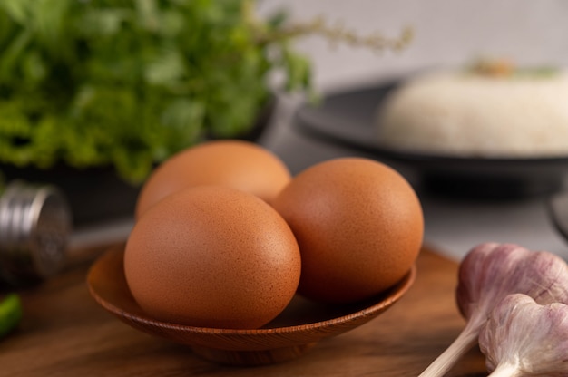 Trois œufs de poule sur la plaque avec de l'ail.