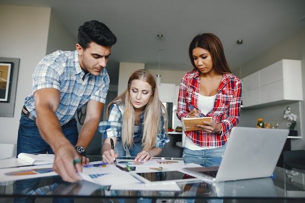 trois partenaires au bureau