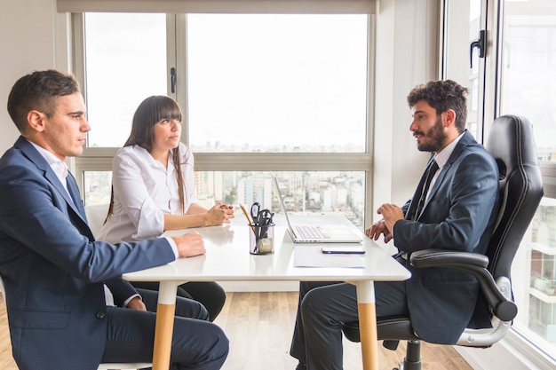 Photo gratuite trois professionnels travaillant ensemble au bureau